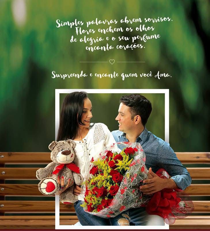 Casal feliz com buquê de flores da Tok Final - floricultura em Rondonópolis